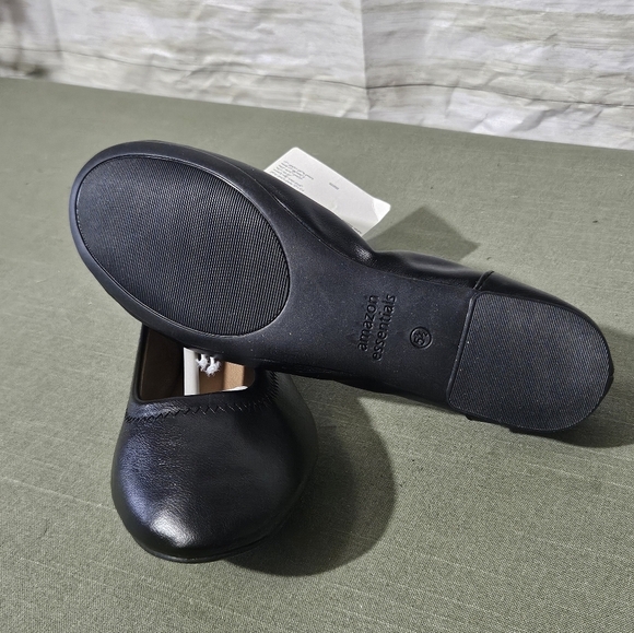 Amazon Essentials Women's Classic Black Flats Loafers - Picture 6 of 9